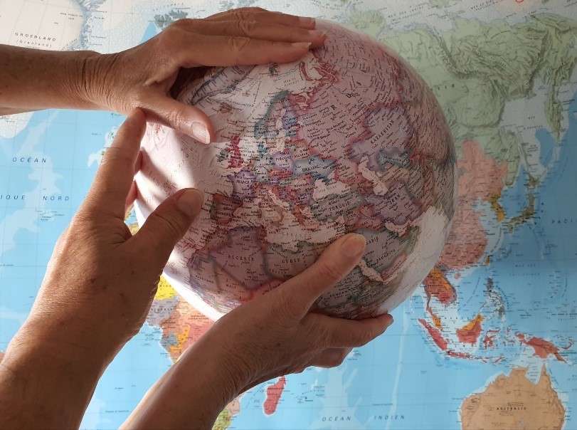 Globe terrestre entre les mains