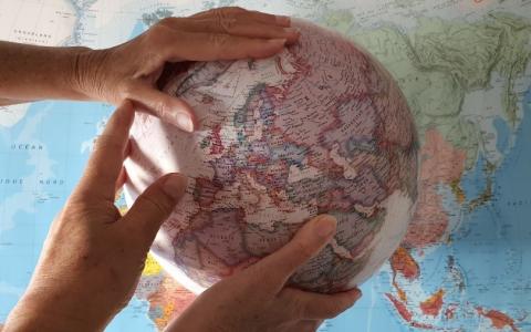 Globe terrestre entre les mains